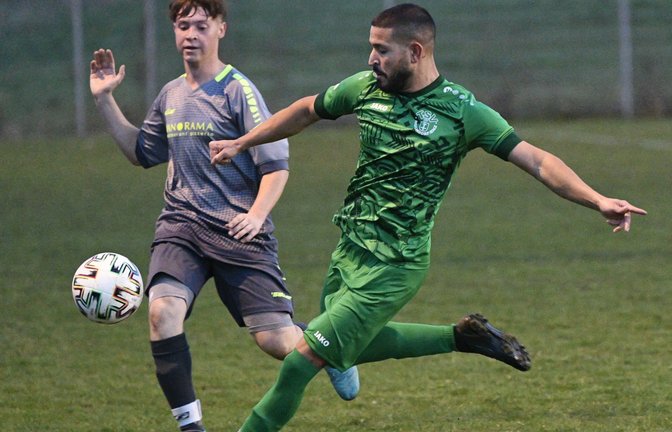 Mert Yildiz (rechts) hat mit dem TSV Hochdorf eine beeindruckende Premierensaison hingelegt. Am Sonntag geht es gegen den Tabellennachbarn SV Sternenfels. <span class='image-autor'>Foto: Leitner</span>