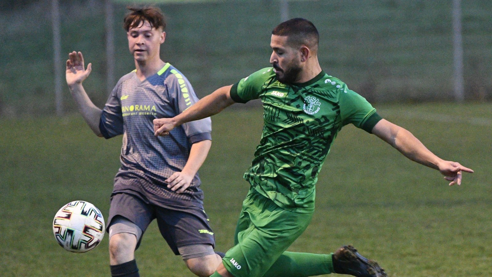 Mert Yildiz (rechts) hat mit dem TSV Hochdorf eine beeindruckende Premierensaison hingelegt. Am Sonntag geht es gegen den Tabellennachbarn SV Sternenfels. Foto: Leitner