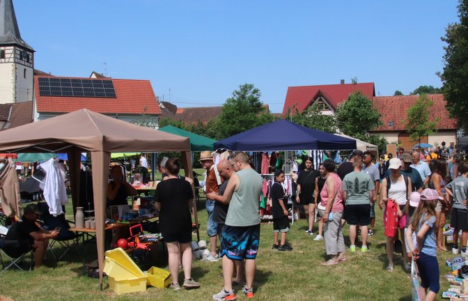 „Alles muss raus aus dem Schneckenhaus“: Unter diesem Motto bieten 30 Aussteller ihre Waren in Aurich an. <span class='image-autor'>Foto: Arning</span>