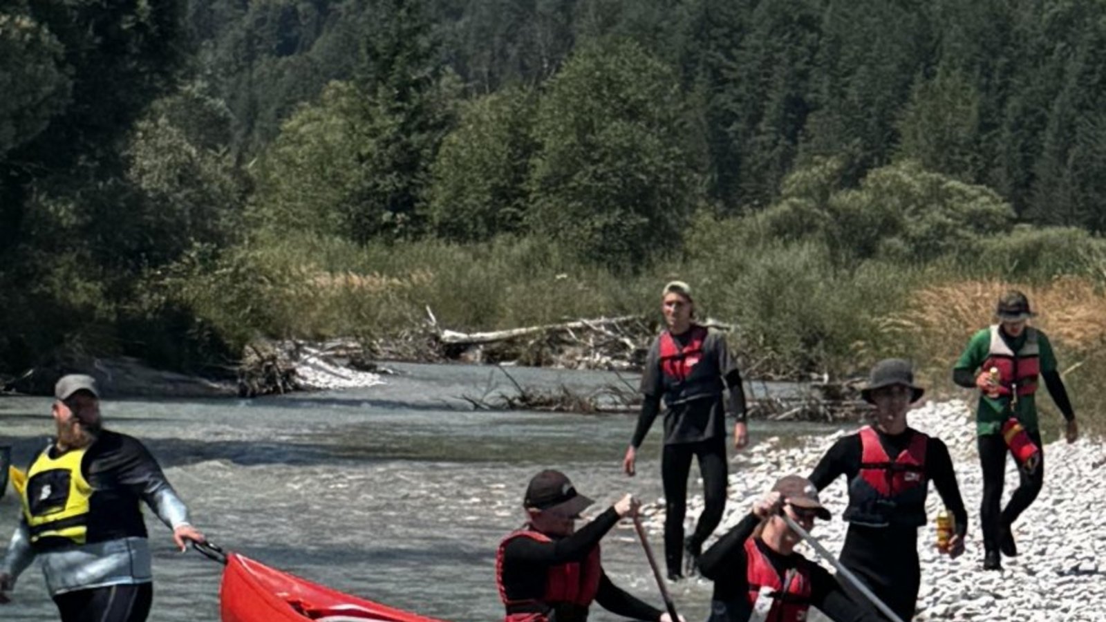 Mit den Kanus geht es in die kalte Isar. Foto: p