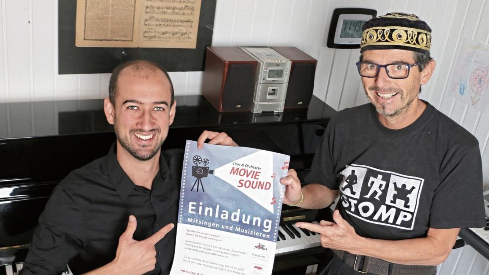 Johann Ahl (links) und Georgie Hocker machen Werbung für das Projekt „Chorchester“. Foto: Mammel Johann Ahl (links) und Georgie Hocker machen Werbung für das Projekt „Chorchester“. Foto: Mammel