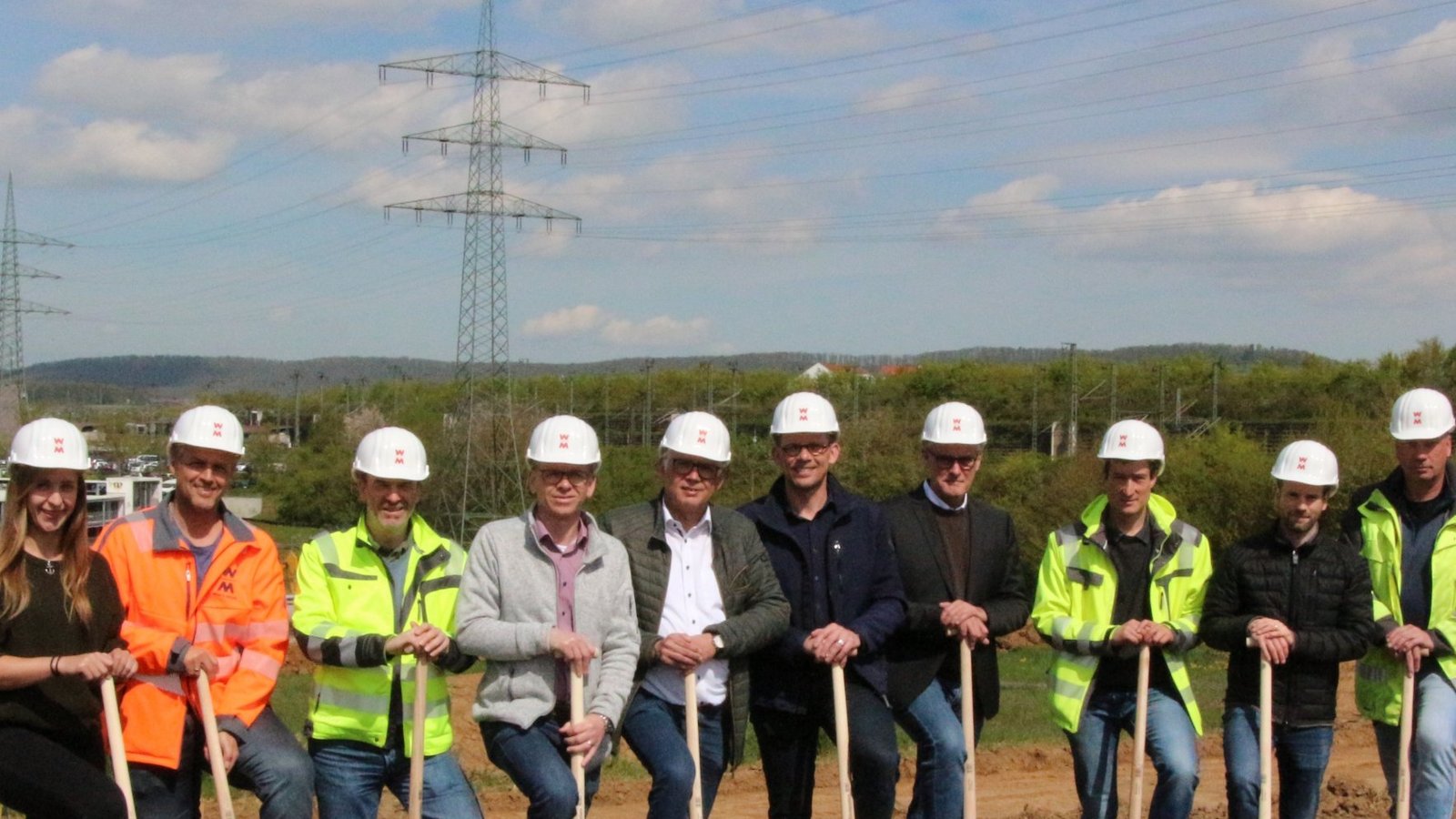 Spatenstich für das neue Gewerbegebiet (von rechts): Bauleiter Christian Bürkle (Ingenieurbüro KMB) Wirtschaftsförderer Martin Säurle, Moritz Gollsch (Tiefbauamt), Norbert Geissel (Stadtplanungsamt), Oberbürgermeister Uwe Skrzypek, Detlef Fischer, (Liegenschaftsamt), Marc Bührer (Tiefbauamt), Oberbauleiter Luigi Lo Brutto (KMB), Bauleiter Reinhold Höfle (Wolff & Müller) und Josephin Gerlach (Wirtschaftsförderung).  Foto: pv