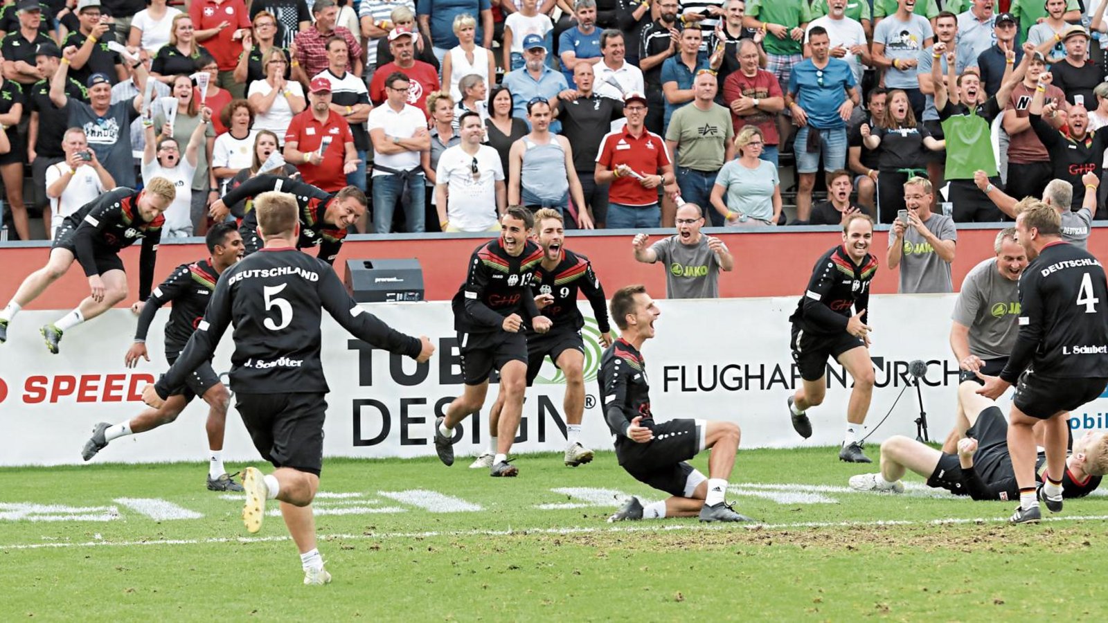 Die deutsche Faustball-Nationalmannschaft hat bei der Weltmeisterschaft ihren Titel verteidigt und im Endspiel gegen Österreich fast keine Fehler gemacht. Foto: DFBL/Den Dulk Die deutsche Faustball-Nationalmannschaft hat bei der Weltmeisterschaft ihren Titel verteidigt und im Endspiel gegen Österreich fast keine Fehler gemacht. Foto: DFBL/Den Dulk