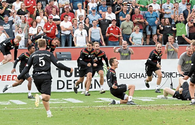 Die deutsche Faustball-Nationalmannschaft hat bei der Weltmeisterschaft ihren Titel verteidigt und im Endspiel gegen Österreich fast keine Fehler gemacht. Foto: DFBL/Den Dulk