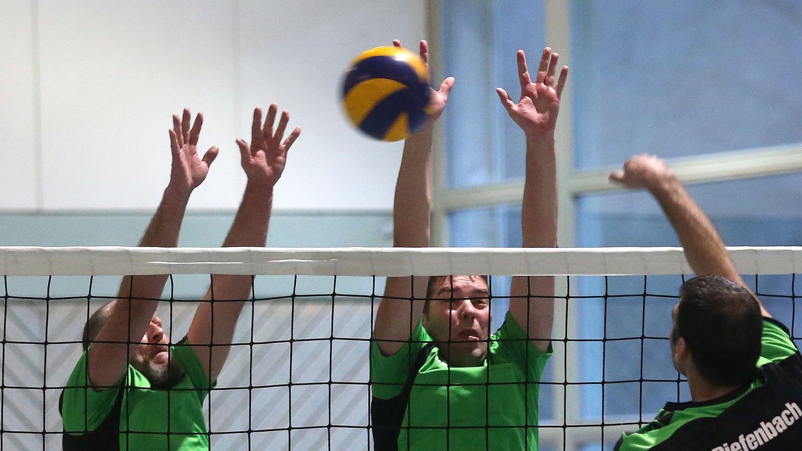 Beim SV Iptingen (von links Jens Hartmann und Marco Kühnle) beginnt die neue Volleyballsaison mit Spielen gegen zwei völlig unbekannte Gegner. Foto: Küppers