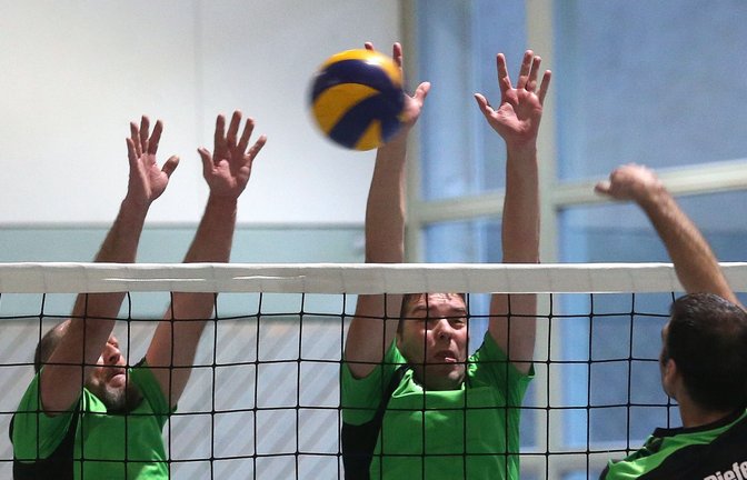 Beim SV Iptingen (von links Jens Hartmann und Marco Kühnle) beginnt die neue Volleyballsaison mit Spielen gegen zwei völlig unbekannte Gegner. <span class='image-autor'>Foto: Küppers</span>
