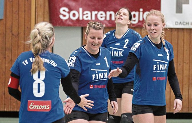 Erleichterung und Freude: Die Vaihingerinnen Stefanie Späth, Corinne Meyer, Eva Grözinger und Natalie Lochmahr freuen sich über den 3:0-Sieg gegen den TV Obernhausen. Foto: Nachreiner