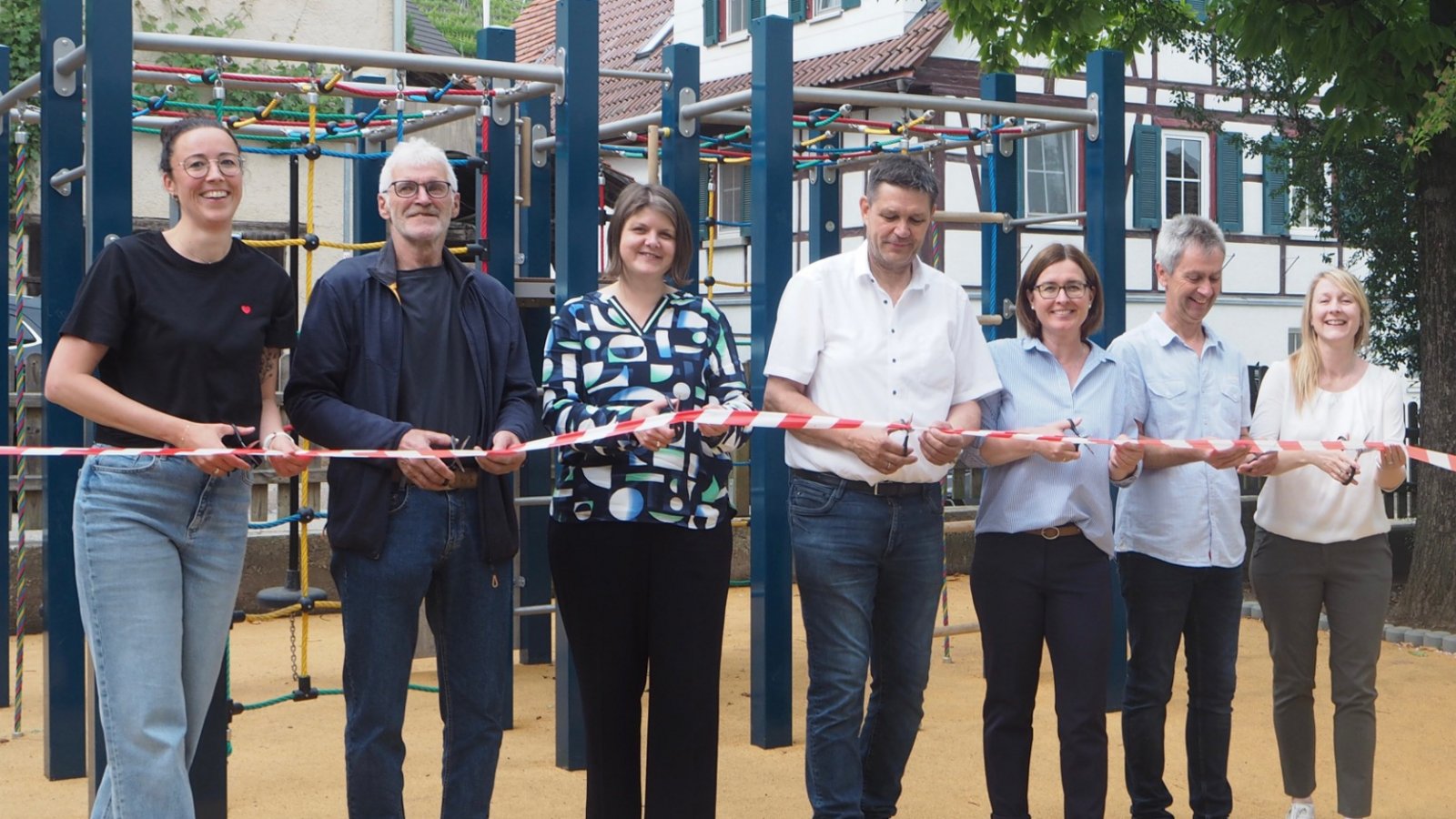 Offizielle Einweihung (von links): Stefanie Burkhardt (2. Vorsitzende des Fördervereins der Roßwager Grundschule), Heinz Gutscher (Bauhof Stadt Vaihingen), Barbara Ogbone (Amtsleiterin des Amtes für Bildung, Jugend, Sport und Vereine der Stadt Vaihingen), Heinz Fiedler (1. Vorsitzender Förderverein), Anette Nitzsche (Schulleiterin), Rainer Gayer (stellvertretender Roßwager Ortsvorsteher), Sonja Angele (Elternbeiratsvorsitzende der Roßwager Grundschule).  Fotos: p