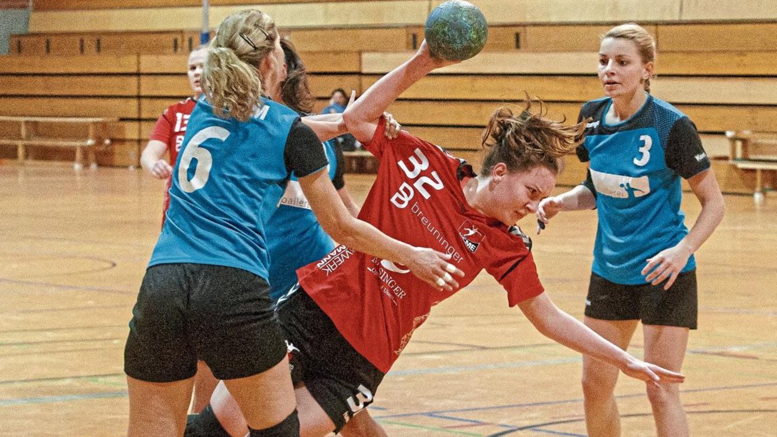 Noch nicht einmal zwei Gegenspielerinnen haben Sophie Kämpfe vom HC Metter-Enz (Mitte) am Abschluss gehindert. Foto: Bürkle Noch nicht einmal zwei Gegenspielerinnen haben Sophie Kämpfe vom HC Metter-Enz (Mitte) am Abschluss gehindert. Foto: Bürkle