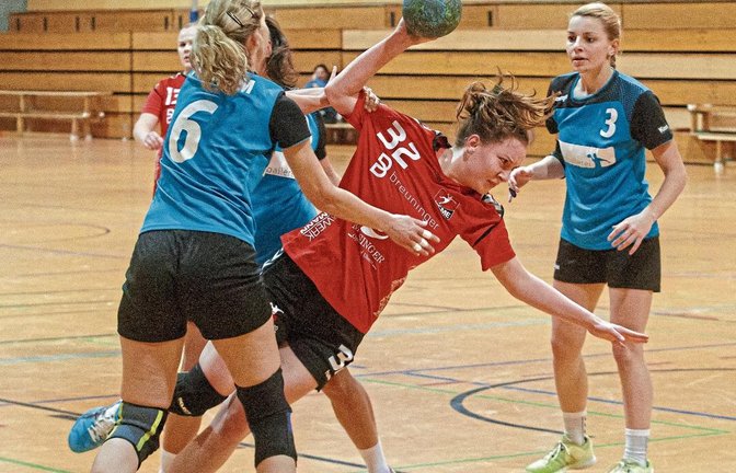 Noch nicht einmal zwei Gegenspielerinnen haben Sophie Kämpfe vom HC Metter-Enz (Mitte) am Abschluss gehindert. Foto: Bürkle