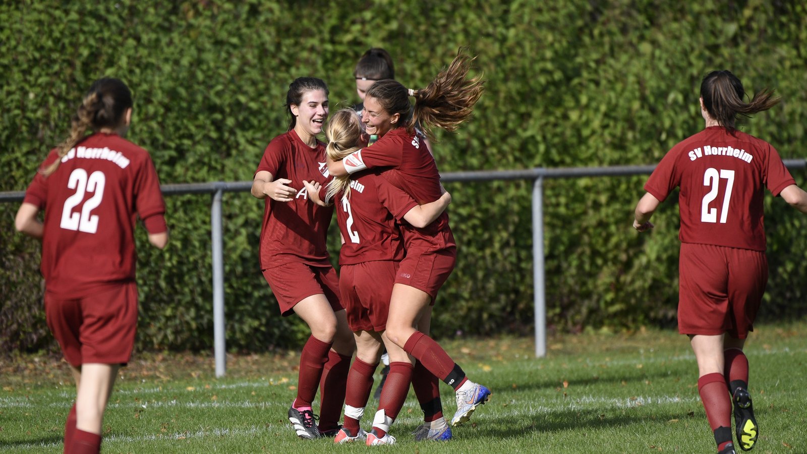 Große Freude bei den Spielerinnen des SV Horrheim über den ersten Erfolg nach drei sieglosen Partien. Foto: Archiv/Leitner Große Freude bei den Spielerinnen des SV Horrheim über den ersten Erfolg nach drei sieglosen Partien. Foto: Archiv/Leitner
