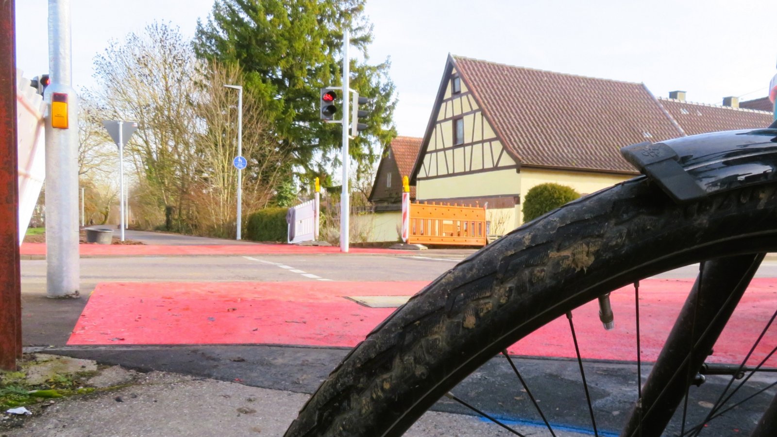Premiere im Landkreis Ludwigsburg: An der Bahnhofstraße in Kleinglattbach ist seit gestern die erste Radampel in Betrieb, an der Radfahrer bevorzugt werden. Nähern sich Radfahrer auf dem seit Kurzem verlängerten Bahnradweg der Kreuzung mit der Bahnhofstraße, werden sie mithilfe einer intelligenten Kameradetektion erfasst, teilt das Landratsamt mit: „Die Programmierung ist so ausgelegt, dass Radfahrer genau dann ihre Freigabe erhalten, wenn sie an der Lichtsignalanlage eintreffen. Dadurch müssen die Radfahrer in der Regel nicht anhalten und können die L 1125 flüssig und sicher überqueren.“ Die eingesetzten Kameras seien in der Lage, zwischen Fahrrädern und Fußgängern zu unterscheiden und die jeweilige Fahrtrichtung zu erkennen. Damit werde eine zielgerichtete und zuverlässige Schaltung sichergestellt. Foto: Arning Premiere im Landkreis Ludwigsburg: An der Bahnhofstraße in Kleinglattbach ist seit gestern die erste Radampel in Betrieb, an der Radfahrer bevorzugt werden. Nähern sich Radfahrer auf dem seit Kurzem verlängerten Bahnradweg der Kreuzung mit der Bahnhofstraße, werden sie mithilfe einer intelligenten Kameradetektion erfasst, teilt das Landratsamt mit: „Die Programmierung ist so ausgelegt, dass Radfahrer genau dann ihre Freigabe erhalten, wenn sie an der Lichtsignalanlage eintreffen. Dadurch müssen die Radfahrer in der Regel nicht anhalten und können die L 1125 flüssig und sicher überqueren.“ Die eingesetzten Kameras seien in der Lage, zwischen Fahrrädern und Fußgängern zu unterscheiden und die jeweilige Fahrtrichtung zu erkennen. Damit werde eine zielgerichtete und zuverlässige Schaltung sichergestellt. Foto: Arning