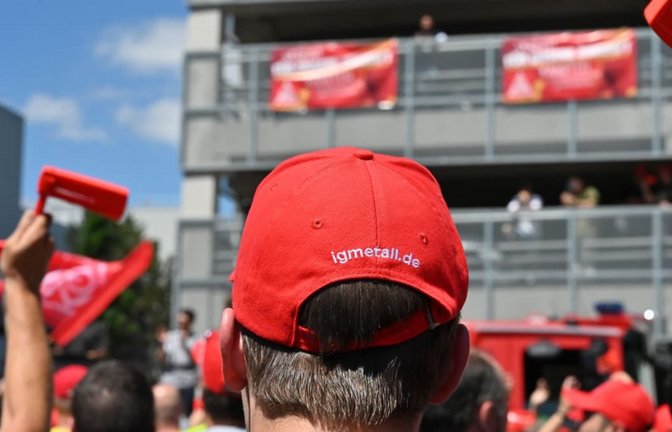 Rund 400 Betriebsräte, Vertrauensleute und Mitglieder der Jugendvertretung haben in Neckarsulm gegen die Streichpläne des VW-Konzerns demonstriert.<span class='image-autor'>Jennifer Kramer/dpa</span>