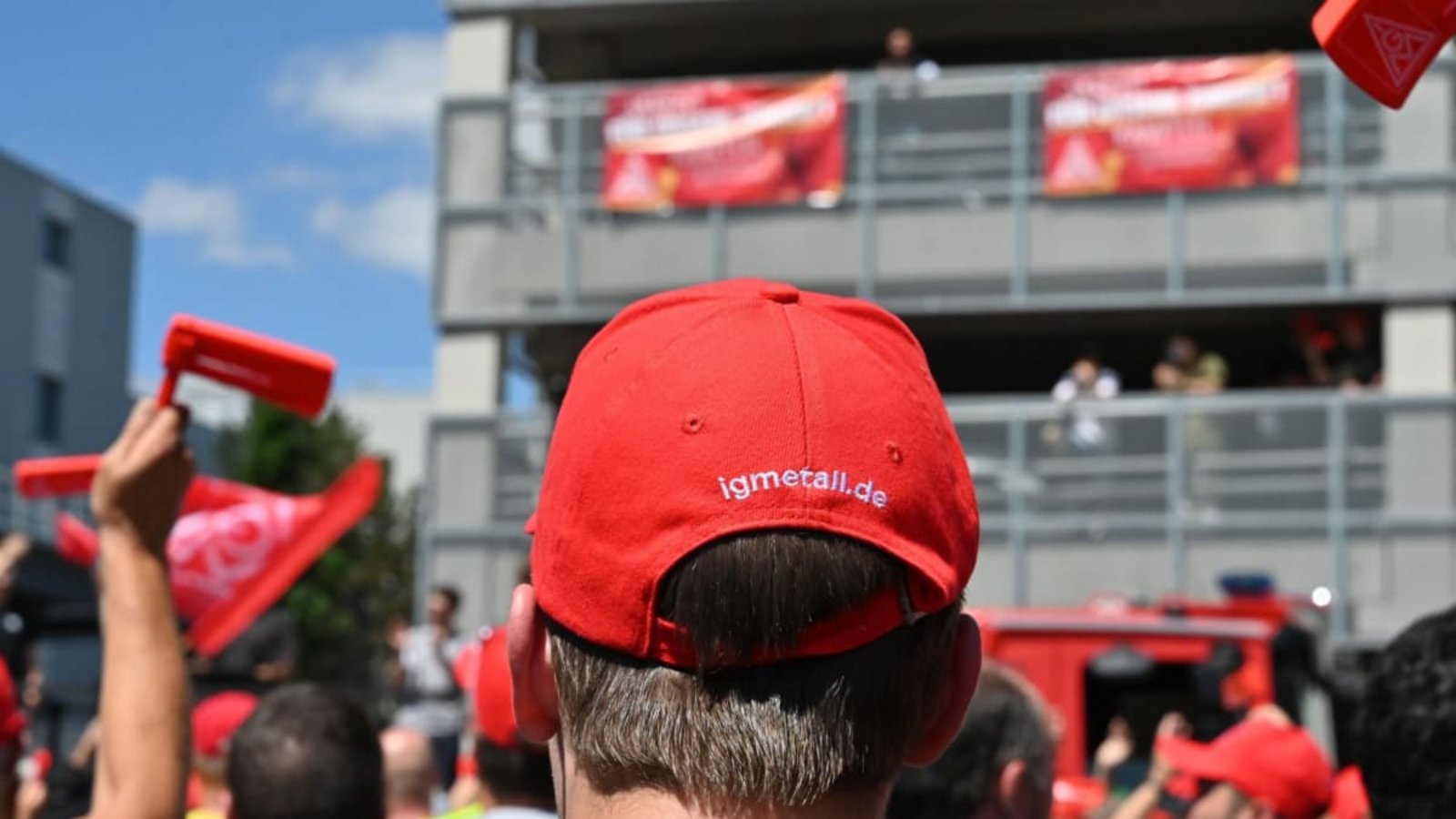 Rund 400 Betriebsräte, Vertrauensleute und Mitglieder der Jugendvertretung haben in Neckarsulm gegen die Streichpläne des VW-Konzerns demonstriert.Jennifer Kramer/dpa Rund 400 Betriebsräte, Vertrauensleute und Mitglieder der Jugendvertretung haben in Neckarsulm gegen die Streichpläne des VW-Konzerns demonstriert.Jennifer Kramer/dpa
