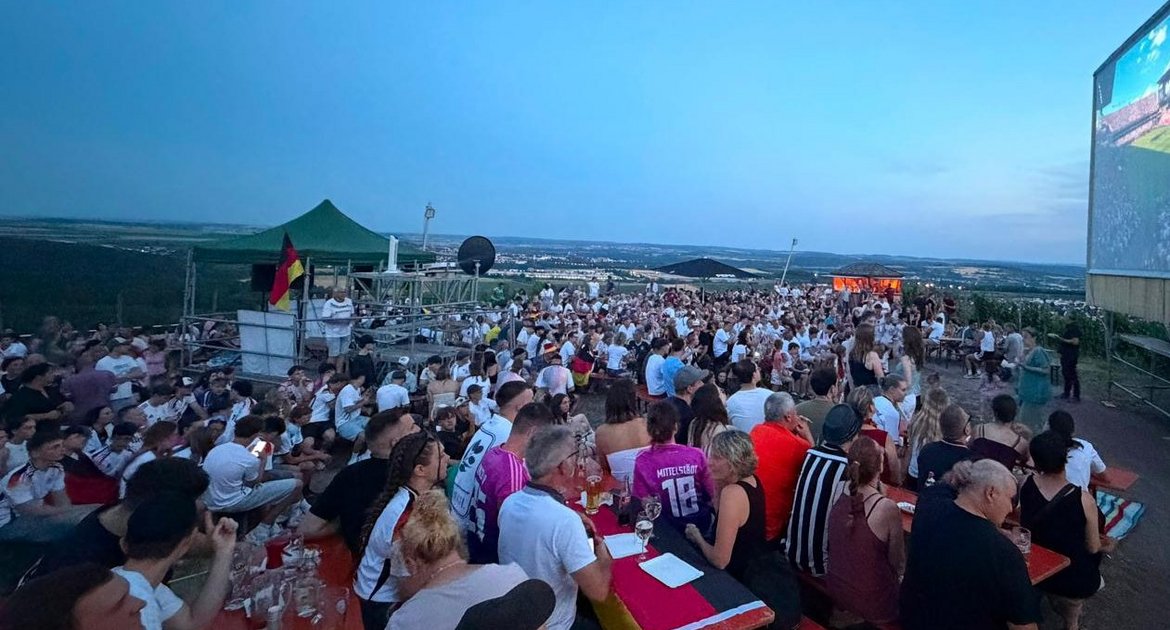 Beim Public Viewing auf dem Hubbühl in Ensingen durfte gejubelt werden Und diesmal? Gezeigt wird die Partie in der Ensinger Kelter und beim SKV Sersheim.