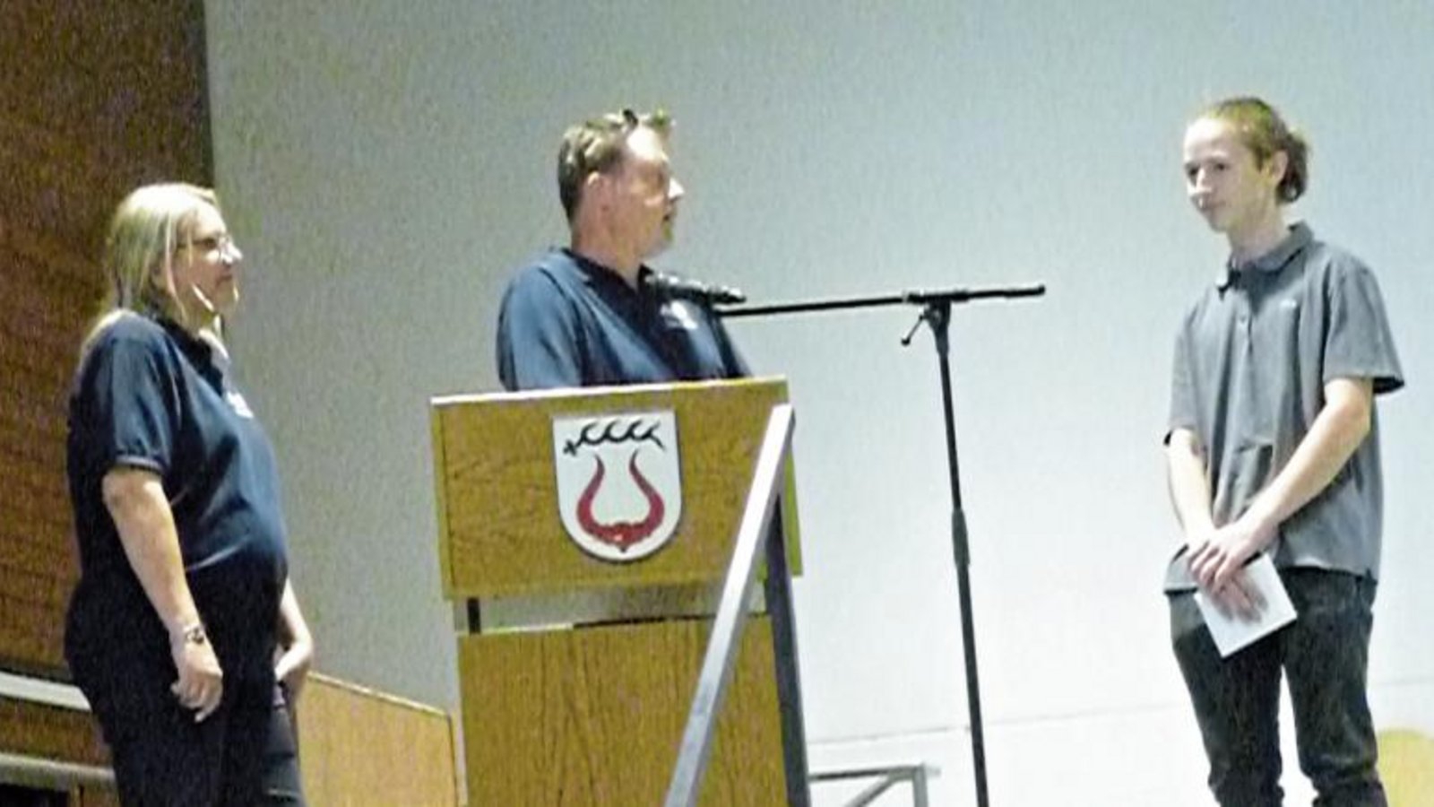 Doppelpreisträger Nils Oberender (rechts) erhielt den Sozialpreis des Fördervereins, überreicht vom Vorsitzenden Thorsten Müller und Vorstandsteam-Mitglied Christine Müller. Foto: p Doppelpreisträger Nils Oberender (rechts) erhielt den Sozialpreis des Fördervereins, überreicht vom Vorsitzenden Thorsten Müller und Vorstandsteam-Mitglied Christine Müller. Foto: p