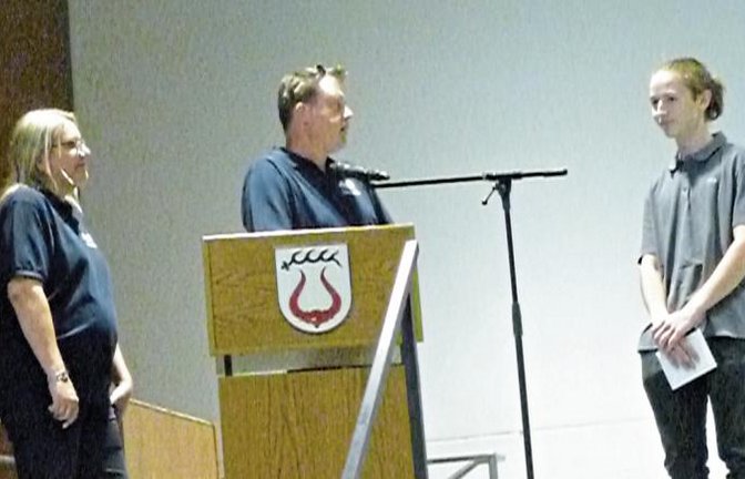 Doppelpreisträger Nils Oberender (rechts) erhielt den Sozialpreis des Fördervereins, überreicht vom Vorsitzenden Thorsten Müller und Vorstandsteam-Mitglied Christine Müller.  Foto: p
