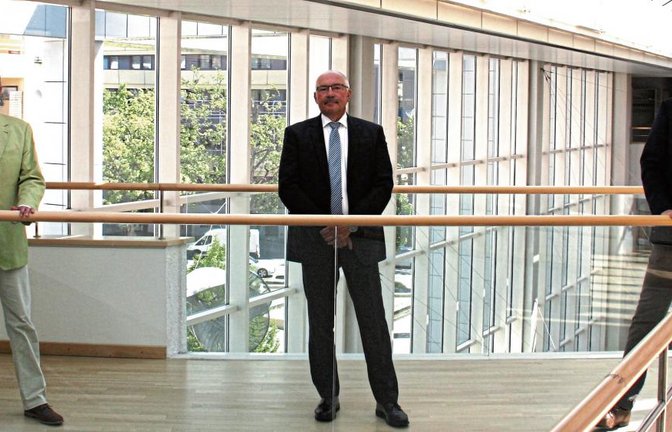 Ab 1. Juni im Ruhestand ist der Sternenfelser Bürgermeister Werner Weber (Mitte). Im Landratsamt erhielt er von Landrat Bastian Rosenau (rechts) und dem Ersten Landesbeamten Wolfgang Herz die entsprechende Urkunde.  Foto: LE