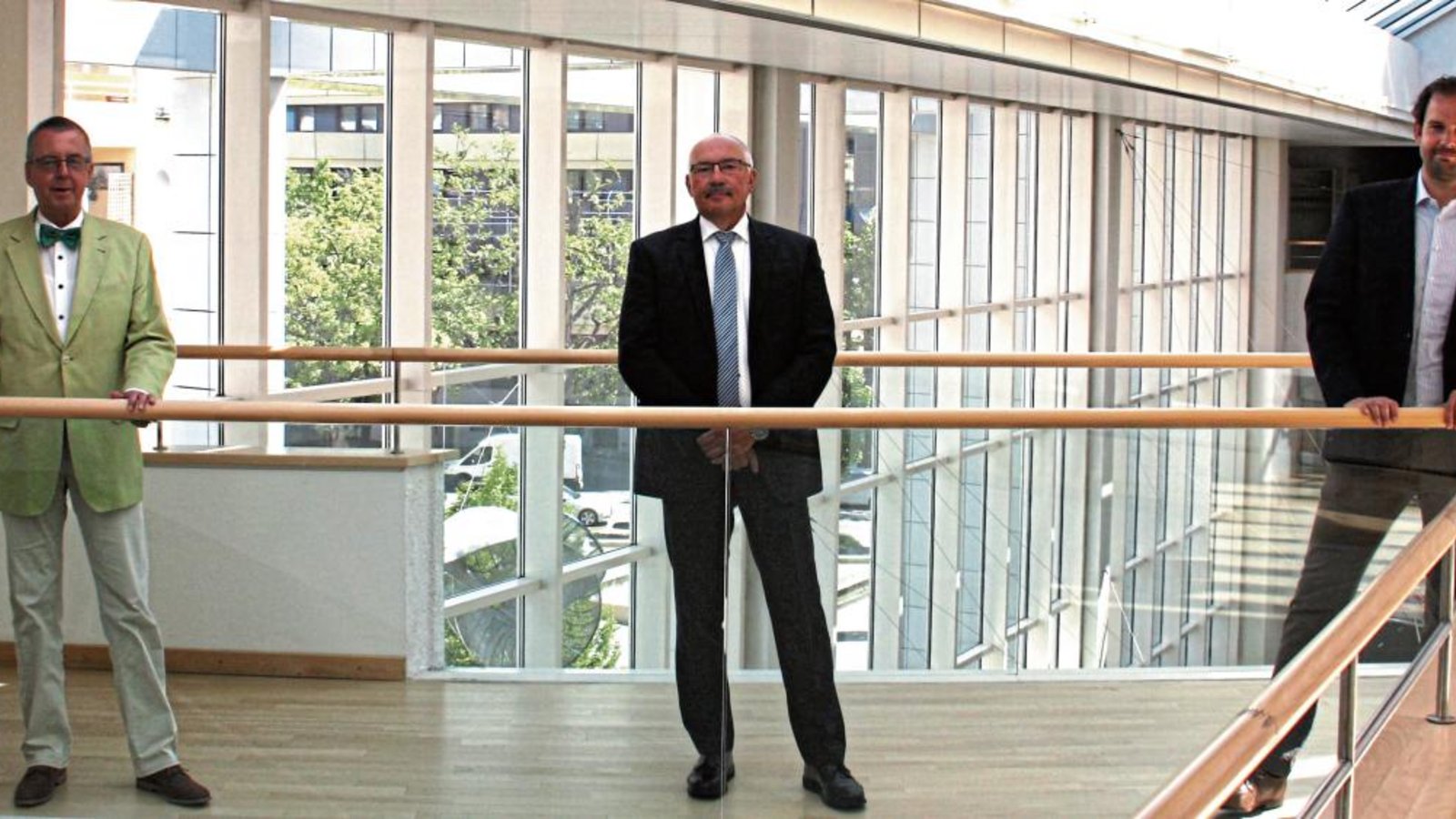 Ab 1. Juni im Ruhestand ist der Sternenfelser Bürgermeister Werner Weber (Mitte). Im Landratsamt erhielt er von Landrat Bastian Rosenau (rechts) und dem Ersten Landesbeamten Wolfgang Herz die entsprechende Urkunde.  Foto: LE
