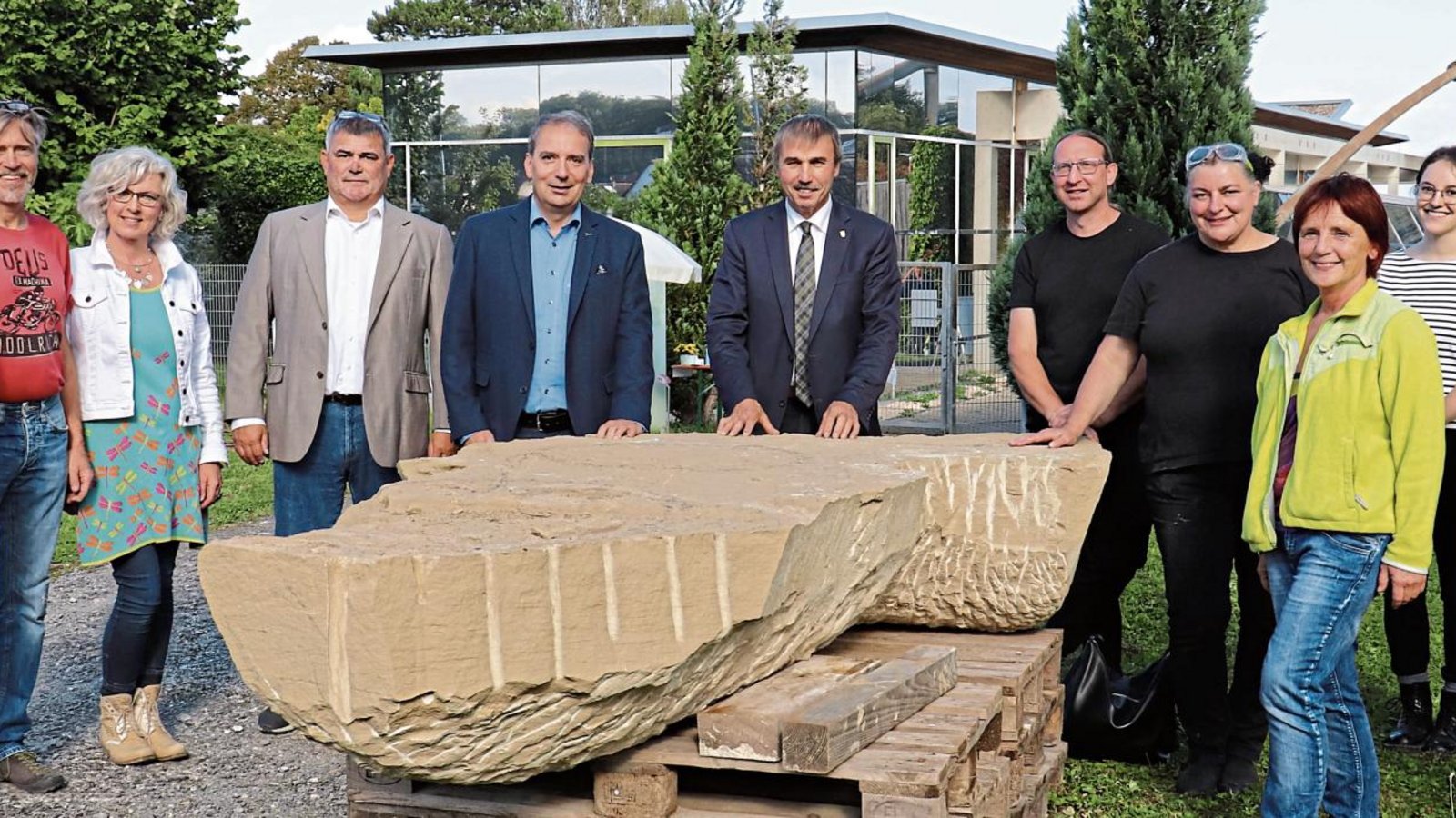 Organisatoren, Redner und Künstler - versammelt um den Stein von Claudia Dietz (Vierte von rechts). In der Mitte Landtagsabgeordneter Konrad Epple. Fotos: Gergen Organisatoren, Redner und Künstler - versammelt um den Stein von Claudia Dietz (Vierte von rechts). In der Mitte Landtagsabgeordneter Konrad Epple. Fotos: Gergen