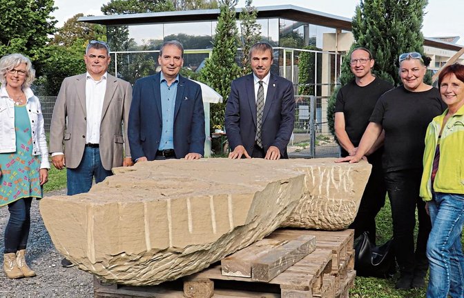 Organisatoren, Redner und Künstler - versammelt um den Stein von Claudia Dietz (Vierte von rechts). In der Mitte Landtagsabgeordneter Konrad Epple. Fotos: Gergen