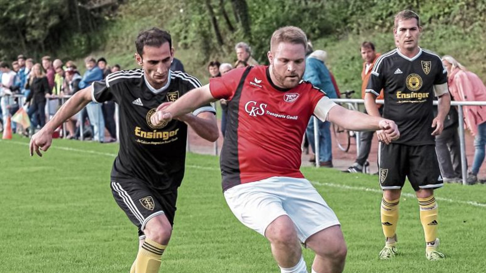Christian Vogel (Mitte) steht als Mannschaftskapitän des Fußball-B-Ligisten TSV Aurich besonders in der Verantwortung. Foto: Simecek Christian Vogel (Mitte) steht als Mannschaftskapitän des Fußball-B-Ligisten TSV Aurich besonders in der Verantwortung. Foto: Simecek