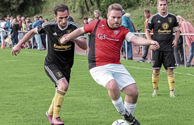 Christian Vogel (Mitte) steht als Mannschaftskapitän des Fußball-B-Ligisten TSV Aurich besonders in der Verantwortung. Foto: Simecek