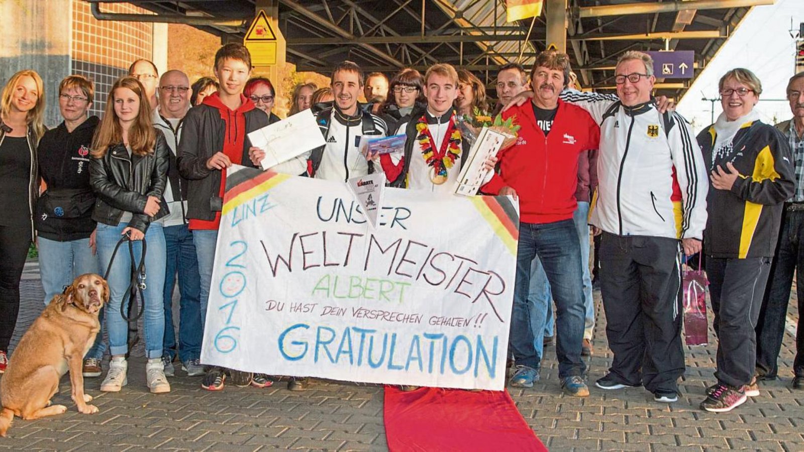 Großer Bahnhof für die Rückkehrer von der Karate-Weltmeisterschaft: Albert Singer (mit der bunten Halskette) wurde in Vaihingen gebühernd empfangen. Foto: privat Großer Bahnhof für die Rückkehrer von der Karate-Weltmeisterschaft: Albert Singer (mit der bunten Halskette) wurde in Vaihingen gebühernd empfangen. Foto: privat