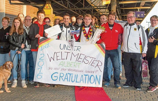 Großer Bahnhof für die Rückkehrer von der Karate-Weltmeisterschaft: Albert Singer (mit der bunten Halskette) wurde in Vaihingen gebühernd empfangen. Foto: privat