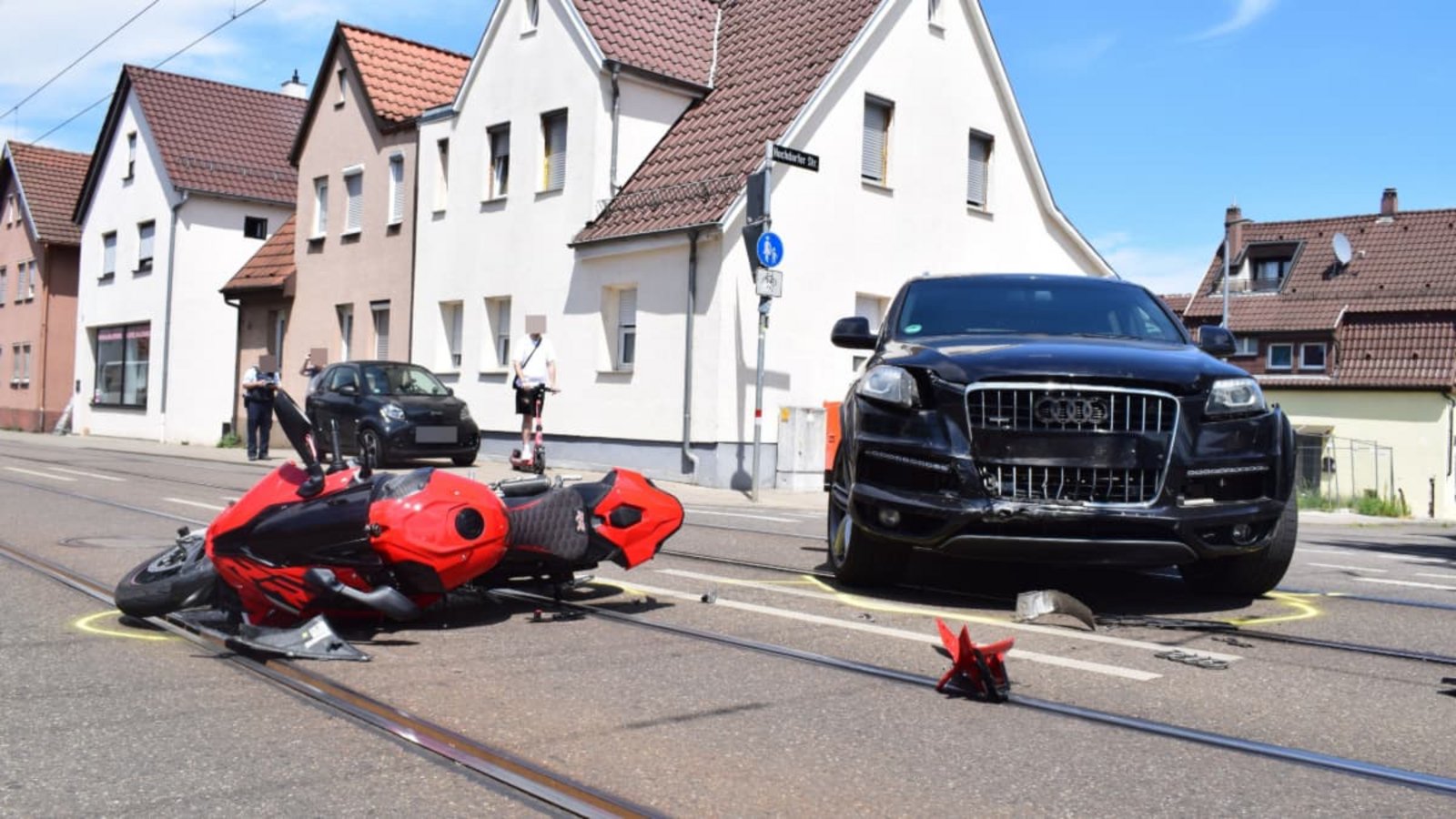 Der Motorradfahrer wurde bei dem Unfall leicht verletzt.SDMG Der Motorradfahrer wurde bei dem Unfall leicht verletzt.SDMG