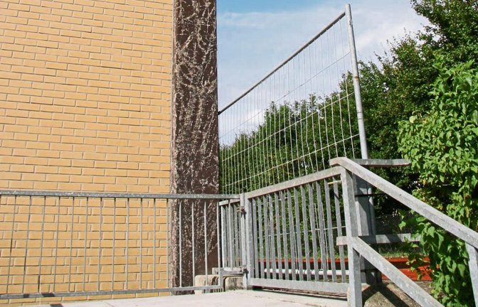 Um weitere Schaulustige zu verhindern, hat die Gemeinde Illingen den Zugang durch ein weiteres Tor versperrt.  Fotos: Rostek