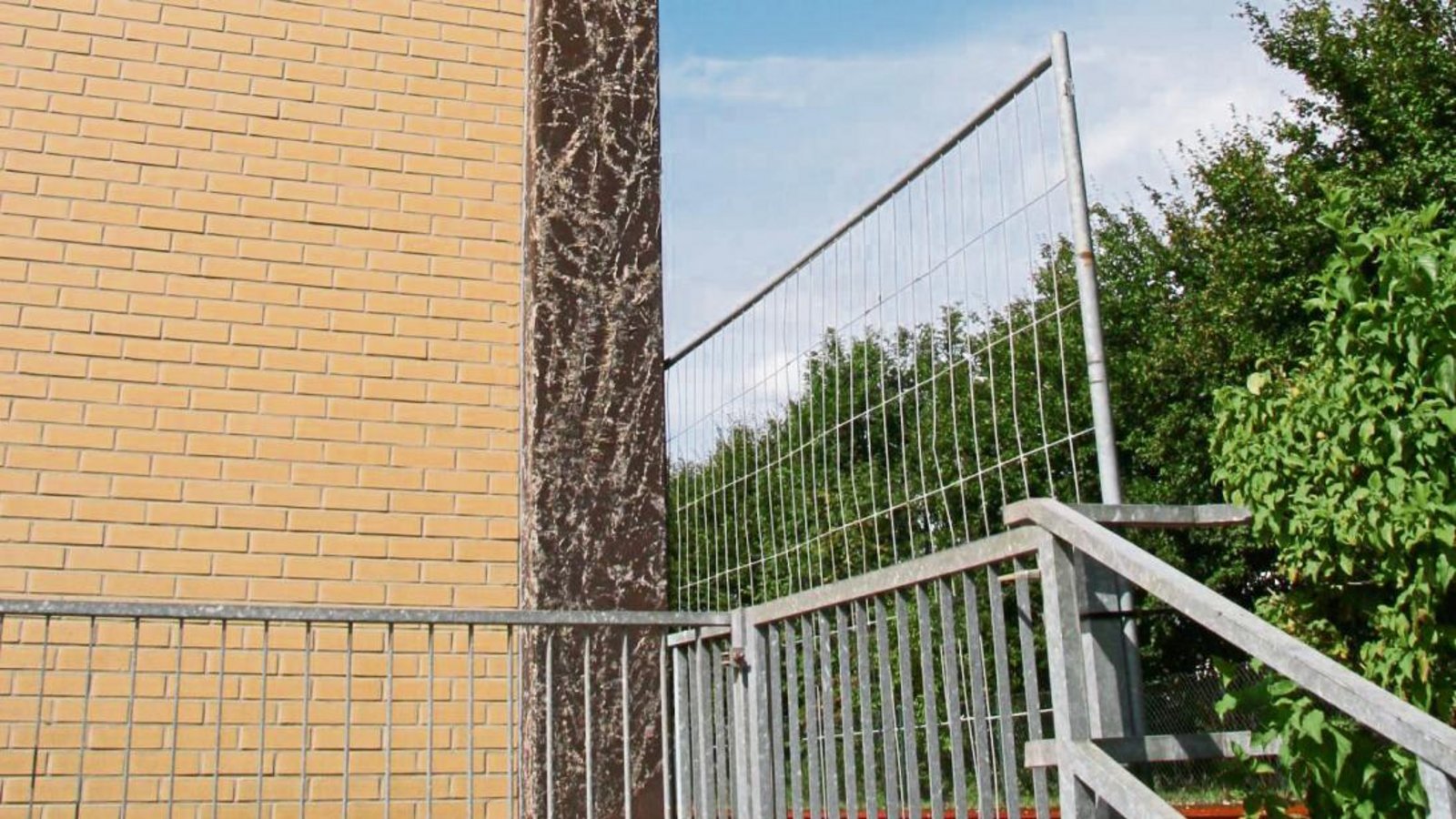 Um weitere Schaulustige zu verhindern, hat die Gemeinde Illingen den Zugang durch ein weiteres Tor versperrt. Fotos: Rostek Um weitere Schaulustige zu verhindern, hat die Gemeinde Illingen den Zugang durch ein weiteres Tor versperrt. Fotos: Rostek