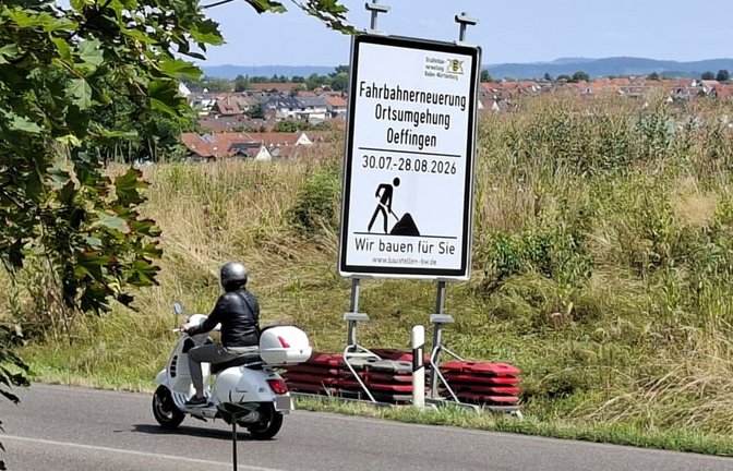 Am Straßenrand der L 1197 werden bereits jetzt auch die Motorollerfahrer über die kommende Baustelle inklusive mehrwöchiger Sperrung der Ortsumfahrung Oeffingen informiert<span class='image-autor'>Dirk Herrmann</span>