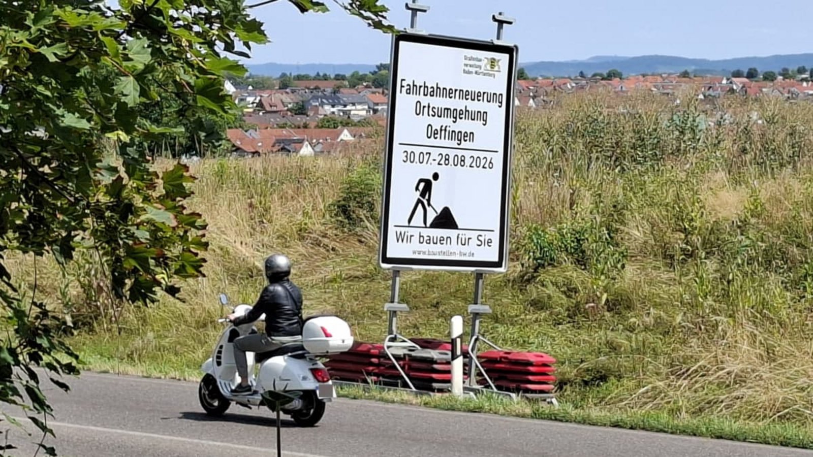 Am Straßenrand der L 1197 werden bereits jetzt auch die Motorollerfahrer über die kommende Baustelle inklusive mehrwöchiger Sperrung der Ortsumfahrung Oeffingen informiertDirk Herrmann Am Straßenrand der L 1197 werden bereits jetzt auch die Motorollerfahrer über die kommende Baustelle inklusive mehrwöchiger Sperrung der Ortsumfahrung Oeffingen informiertDirk Herrmann