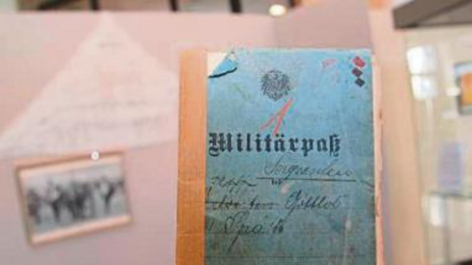 Auch ein alter Militärpass ist zu sehen. Foto: Rostek Auch ein alter Militärpass ist zu sehen. Foto: Rostek
