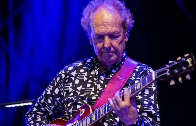 Lee Ritenour beim Auftritt am Samstag in Stuttgart<span class='image-autor'>Jazz Open/Reiner Pfisterer</span>