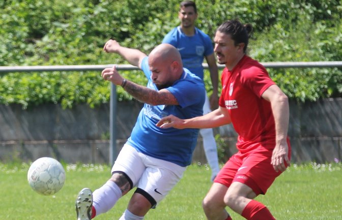 Nach langer Verletzungspause steht Spielertrainer Pasquale Arena (links) für den VfB Vaihingen wieder auf dem Platz.  <span class='image-autor'>Foto: Dittrich</span>