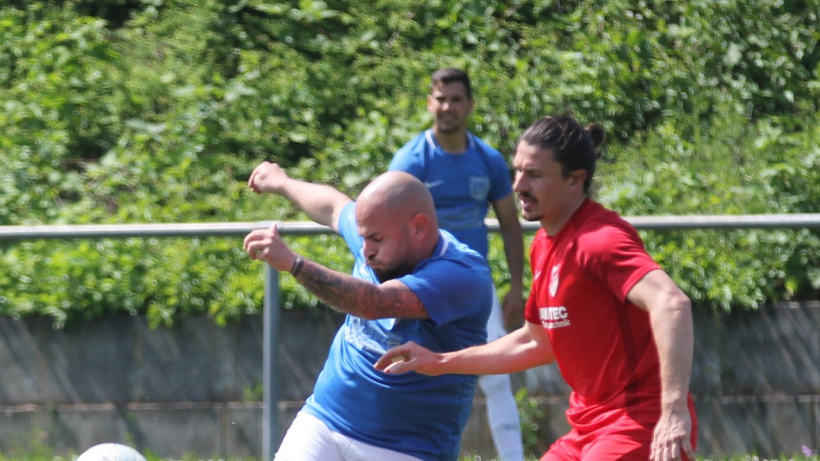 Nach langer Verletzungspause steht Spielertrainer Pasquale Arena (links) für den VfB Vaihingen wieder auf dem Platz.  Foto: Dittrich