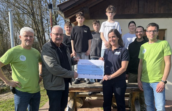 Der Weinbauverein Kleinsachsenheim löst sich auf und tut mit der Spenden an den Förderverein der Kirbachschule noch einmal etwas Gutes (von links): Schulleiter Rainer Graef, Thomas Wörner, Verena Gebre (Förderverein), Hannes Weiberle und Frank Treissmann.  <span class='image-autor'>Foto: Glemser</span>