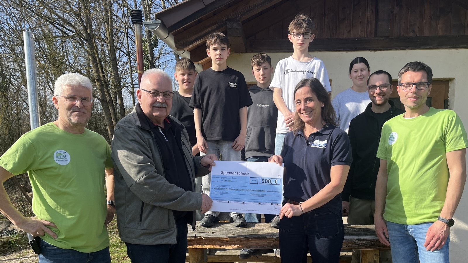 Der Weinbauverein Kleinsachsenheim löst sich auf und tut mit der Spenden an den Förderverein der Kirbachschule noch einmal etwas Gutes (von links): Schulleiter Rainer Graef, Thomas Wörner, Verena Gebre (Förderverein), Hannes Weiberle und Frank Treissmann.  Foto: Glemser
