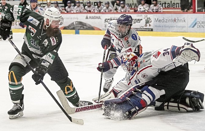 Shawn Weller (links) war neben Dominic Auger der einzige Bietigheimer, der Ravensburgs Goalie Jonas Langmann überwand. Foto: Archiv/Simecek