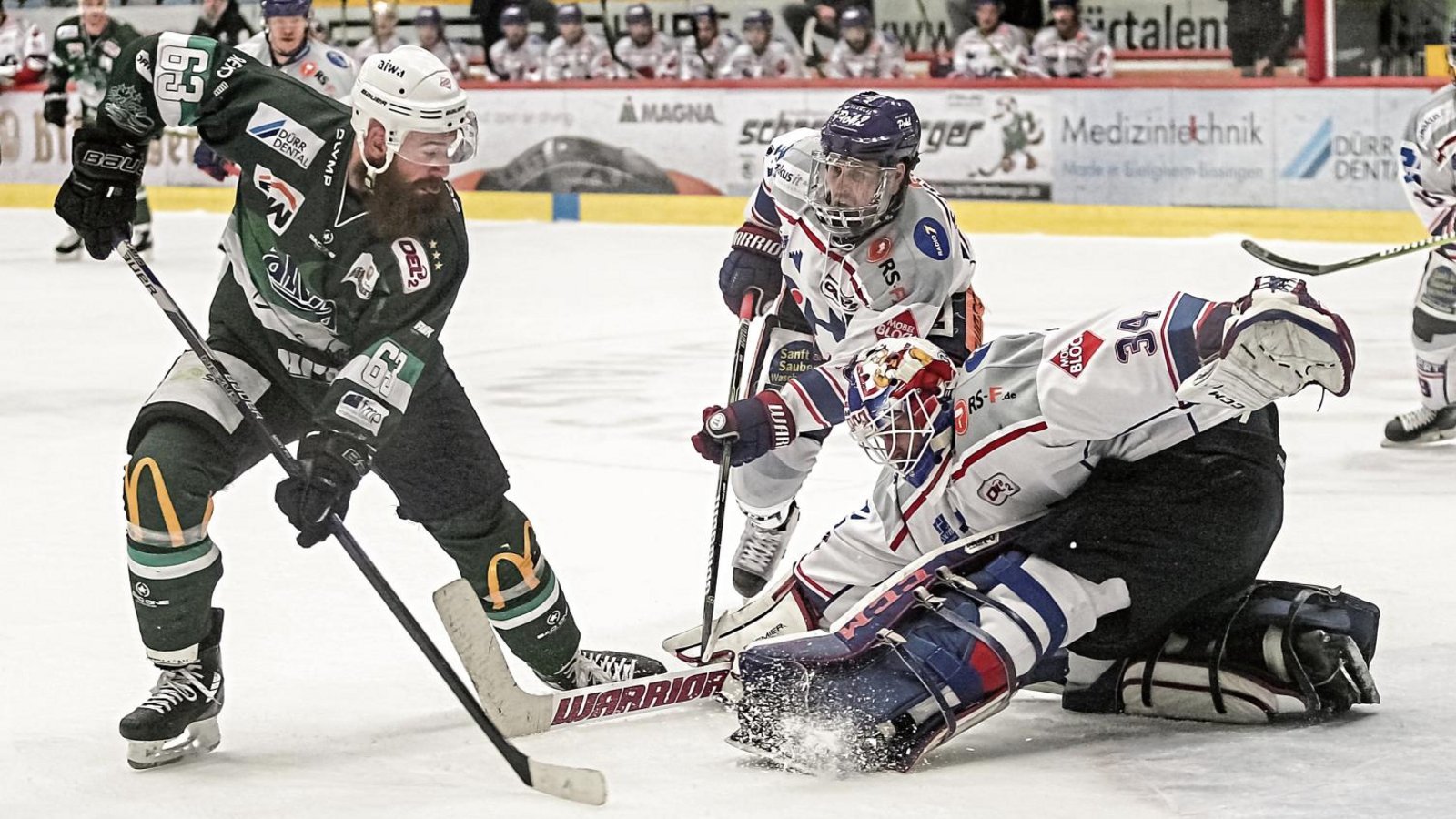 Shawn Weller (links) war neben Dominic Auger der einzige Bietigheimer, der Ravensburgs Goalie Jonas Langmann überwand. Foto: Archiv/Simecek Shawn Weller (links) war neben Dominic Auger der einzige Bietigheimer, der Ravensburgs Goalie Jonas Langmann überwand. Foto: Archiv/Simecek