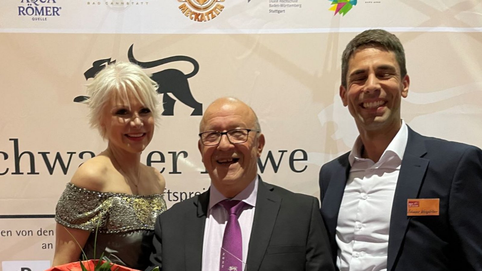 Freude bei der Preisverleihung (von links): Moderatorin Tatjana Geßler mit Heinz Zeisberger (HWh-Vorstandsvorsitzender) und Johannes Weingärtner (Vorstand des Fördervereins). Foto: p Freude bei der Preisverleihung (von links): Moderatorin Tatjana Geßler mit Heinz Zeisberger (HWh-Vorstandsvorsitzender) und Johannes Weingärtner (Vorstand des Fördervereins). Foto: p
