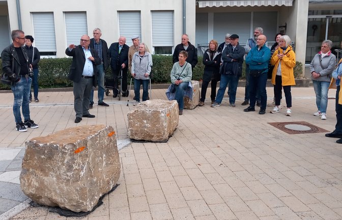 „Chefplaner“ Oliver Daeges und Bürgermeister Jürgen Scholz (beide links) führen interessierte Bürger durch die neu gestaltete Schloßstraße in Sersheim. <span class='image-autor'>Foto: Glemser</span>