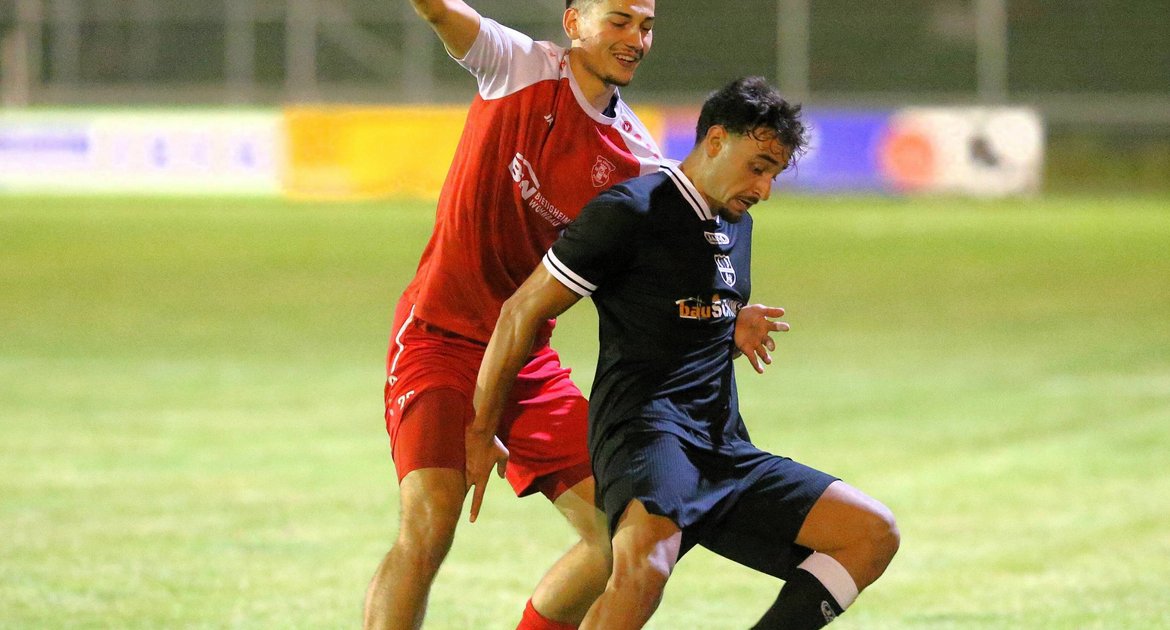 Fußball, Bezirkspokal Enz/Murr, 2. Hauptrunde, Männer, Saison 2026/2027, Flutlichtspiel am Donnerstag, 17. September, SGM EnzVaihingen (schwarz Ahmet Köle) gegen NK Croatia Bietigheim (rot Nr. 5, die gibt es aber gar nicht, zumindest während des Spiels nicht online zu sehen)