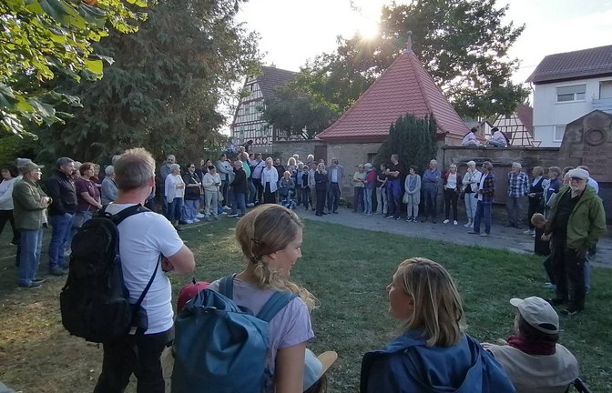 Etwa 120 Interessierte informieren sich am Freitagabend auf dem Alten Friedhof in Ensingen über eine mögliche künftige Nutzung. <span class='image-autor'>Fotos: Banholzer</span>