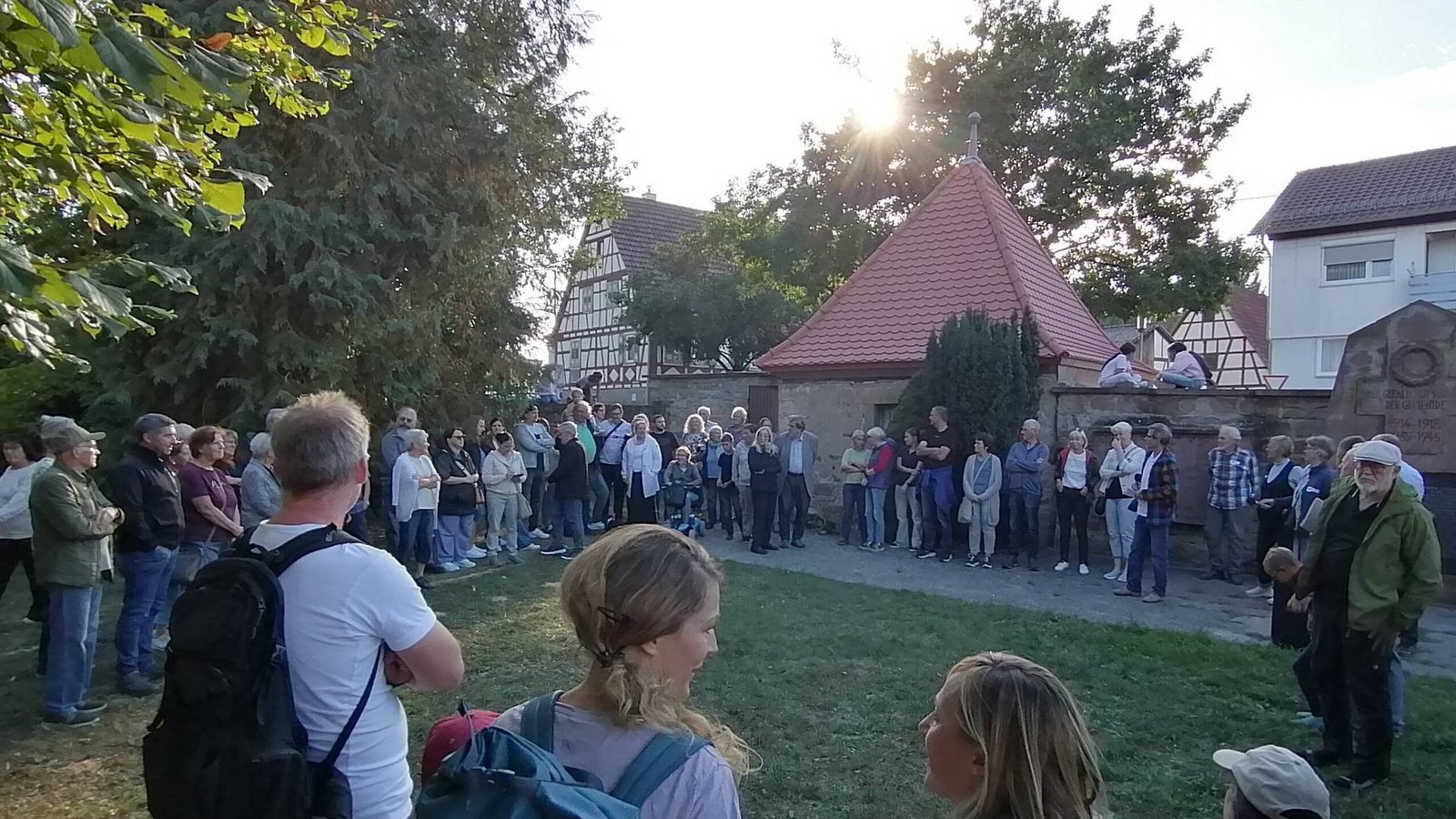 Etwa 120 Interessierte informieren sich am Freitagabend auf dem Alten Friedhof in Ensingen über eine mögliche künftige Nutzung. Fotos: Banholzer Etwa 120 Interessierte informieren sich am Freitagabend auf dem Alten Friedhof in Ensingen über eine mögliche künftige Nutzung. Fotos: Banholzer