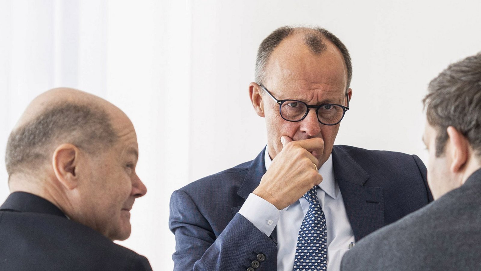 Schmerzhaft, aber nicht überraschend: Die SPD sperrt sich gegen den Plan faktischer Grenzschließungen von CDU-Chef Friedrich Merz (Mitte).Foto: dpa/Guido Bergmann