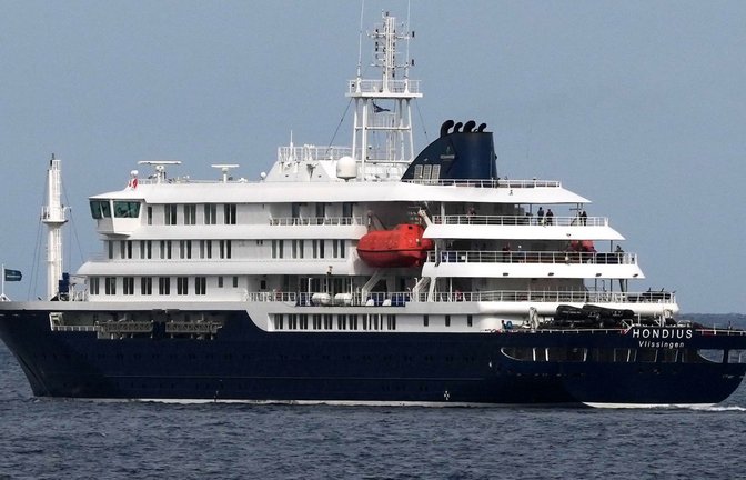 Das Kreuzfahrtschiff "Hondius" verließ den Hafen von Praia und fährt nun Richtung Teneriffa.<span class='image-autor'>Foto: Misper Apawu/AP/dpa</span>