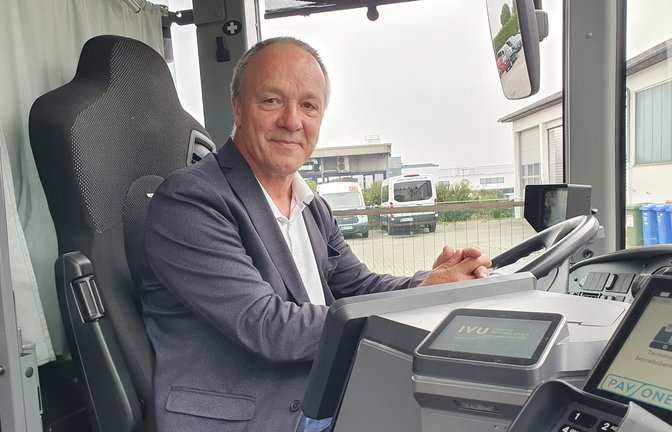 Auch Paul Launer lebt davon, dass er Bustickets verkauft. Dennoch würde er Schwarzfahrer nicht ins Gefängnis werfen.<span class='image-autor'>Foto: Eberhard Wein</span>